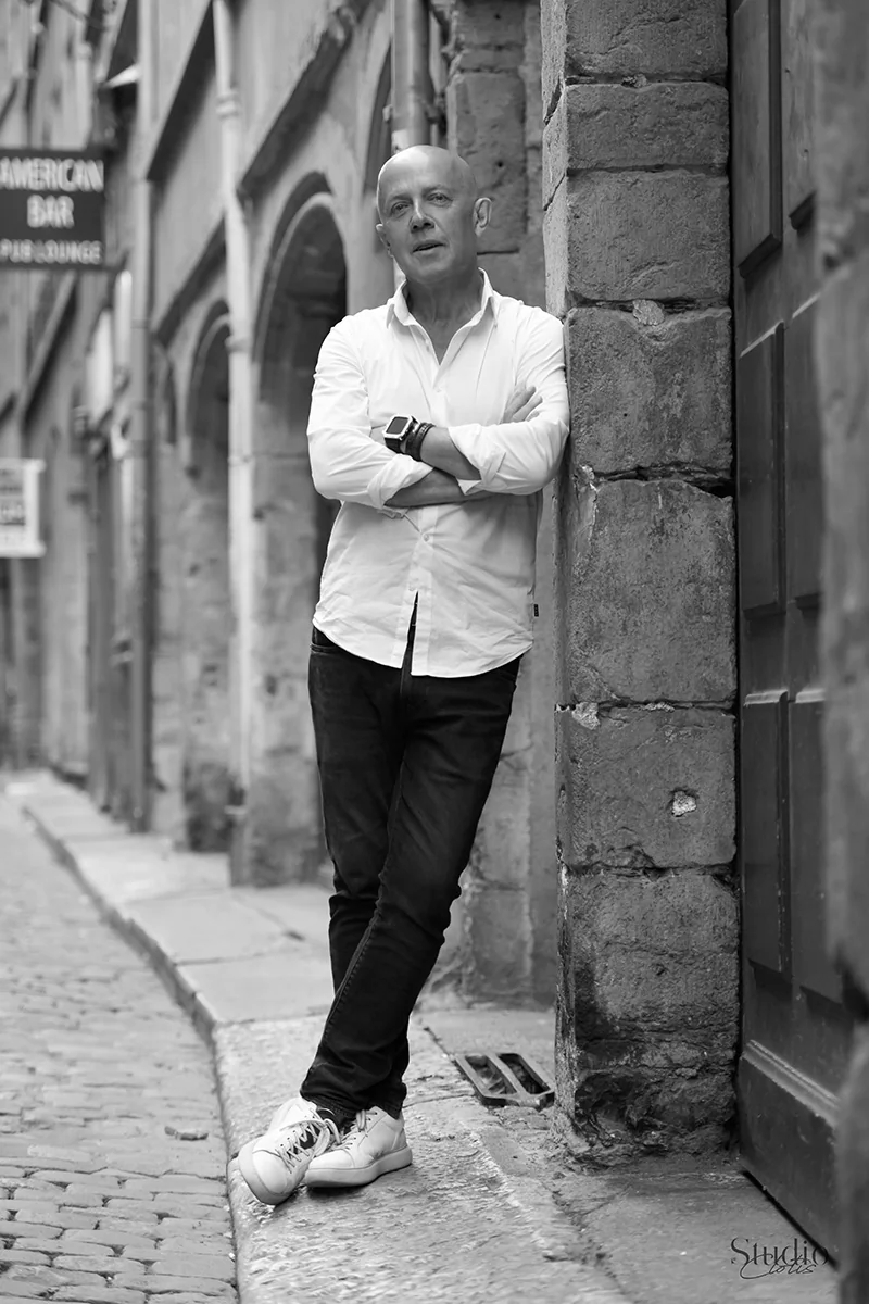 Christian Louvel dans une rue ancienne